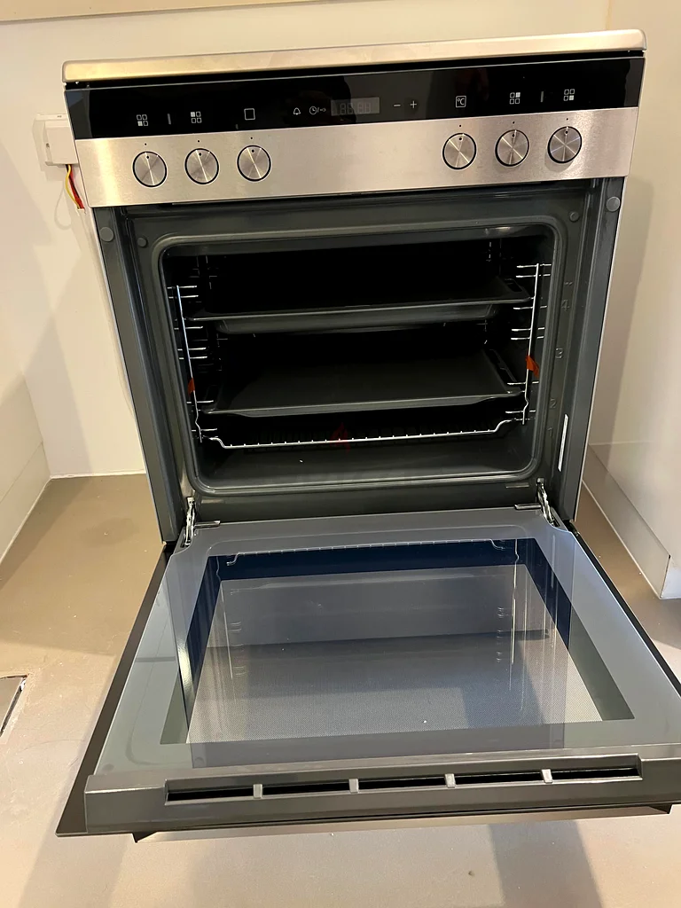 سيمنز ماركة طباخ كهربائي سيراميك مستعمل قليلاً HK9R3A250M63247753405953111