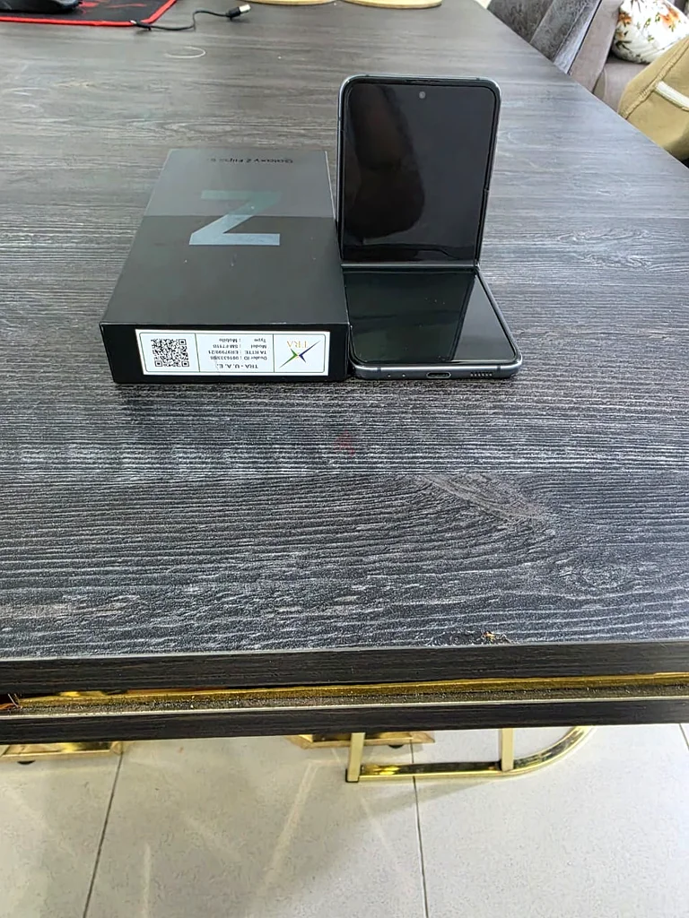 Samsung Galaxy Z flip 3 - Unlocked  Ready to Go!63217826378625111
