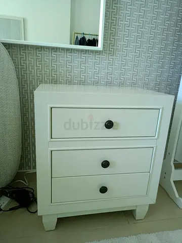 2 night stands / bed side tables