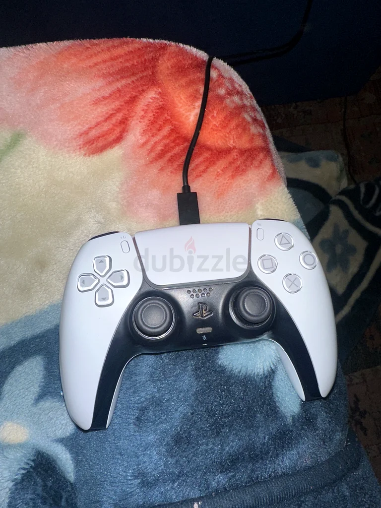 وحدة تحكم PlayStation 5 باللون الأبيض63201159877251111