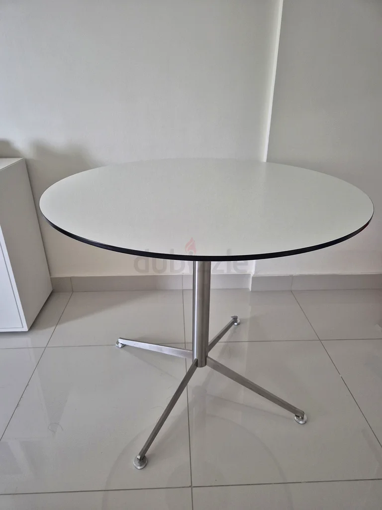 Mint condition - Table/Chairs sale62863825150723112
