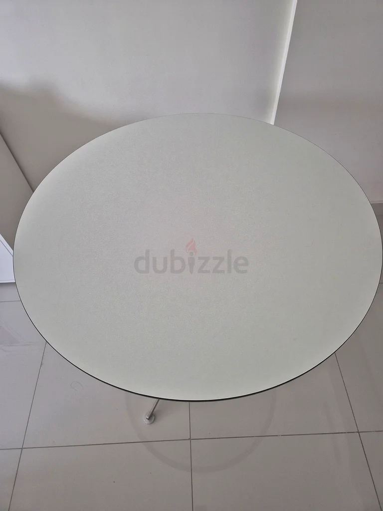 Mint condition - Table/Chairs sale62863825150723113