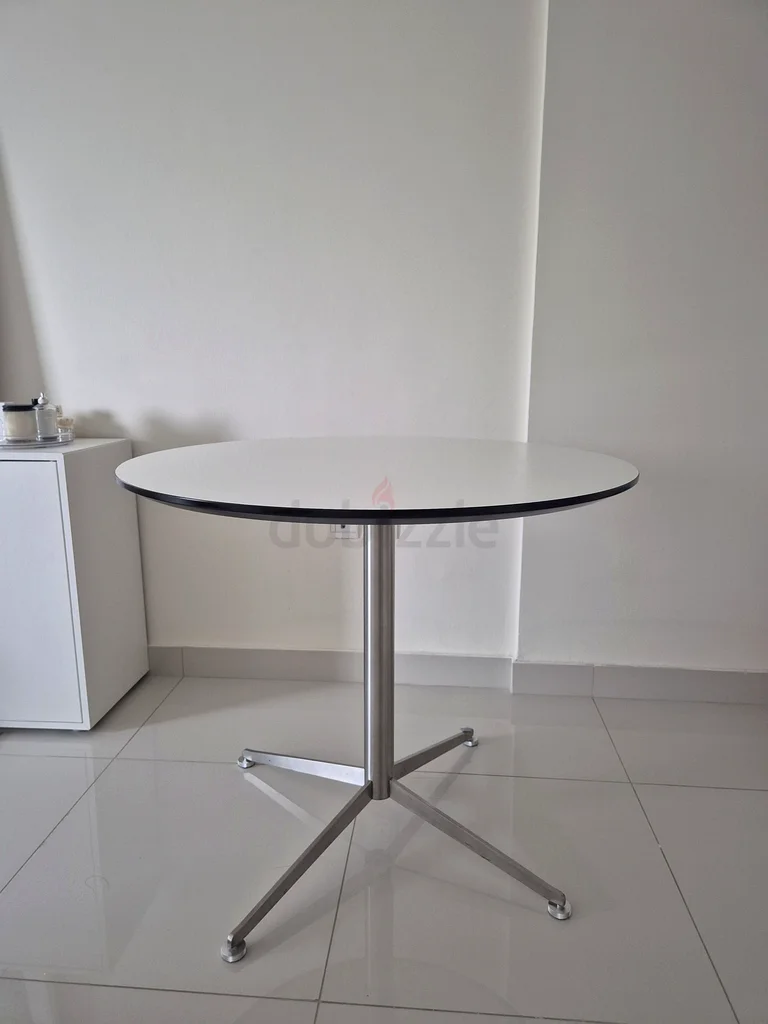 Mint condition - Table/Chairs sale62863825150723111