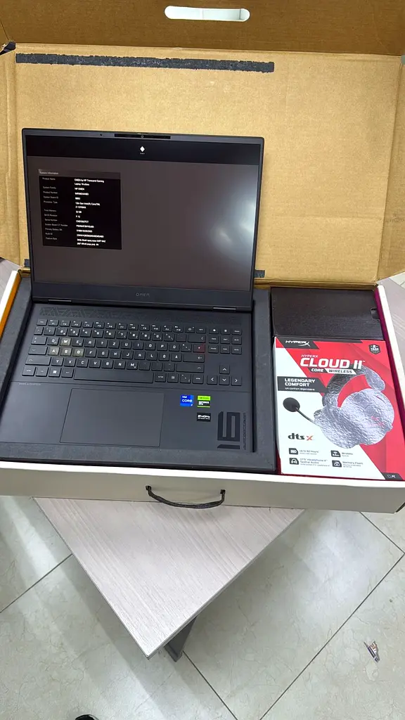 HP OMEN GAMING 17.3 with Gaming Headset - Open Box RTX 4070