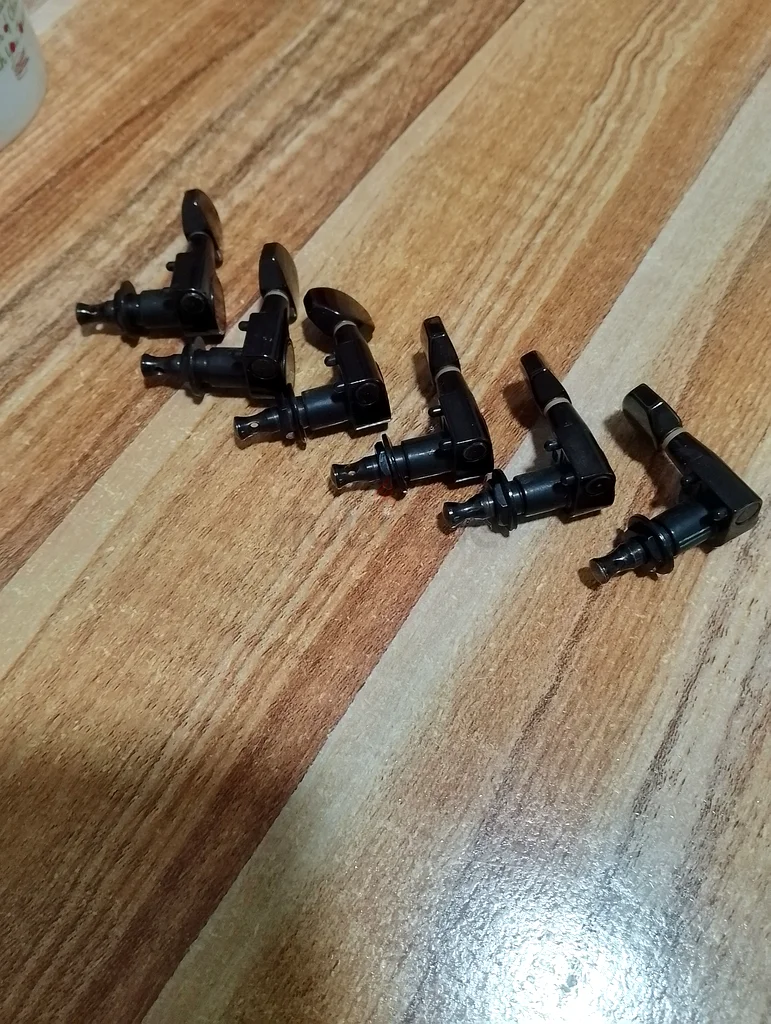 رؤوس ضبط 6R في خط (من غيتار سلسلة Ibanez RG)63227276814979111