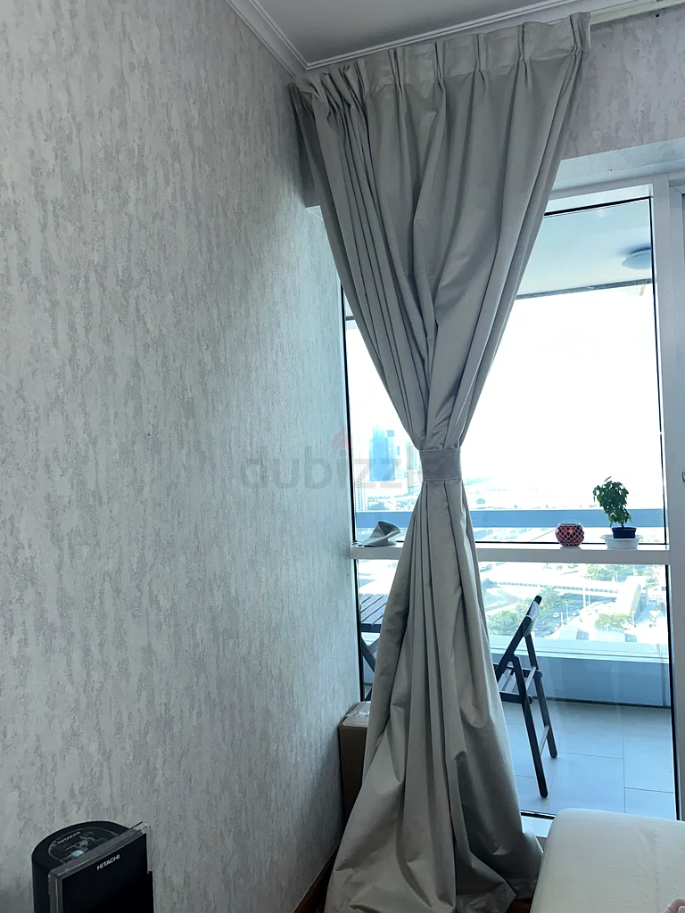 زوج من الستائر الرمادية الفاتحة الأنيقة للإغلاق التام للحصول على مظهر أنيق63222844711554114