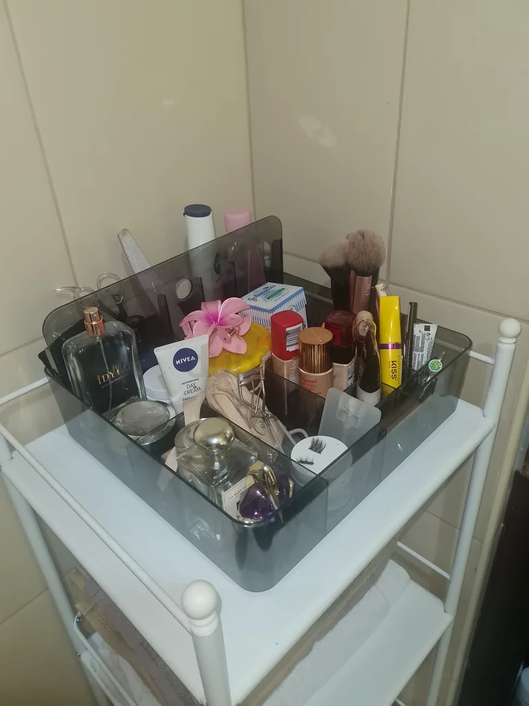 منظم مستحضرات تجميل أنيق - مثالي للحمام أو تزيين الوجه!63211419800705112