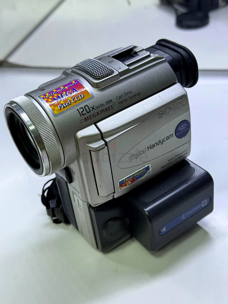 جهاز سوني DCR-PC100 الرقمي كاميرا فيديو صغيرة من نوع Handycam، جهاز تسجيل فيديو miniDV من اليابان، يحتاج إلى شاحن63234612679681111