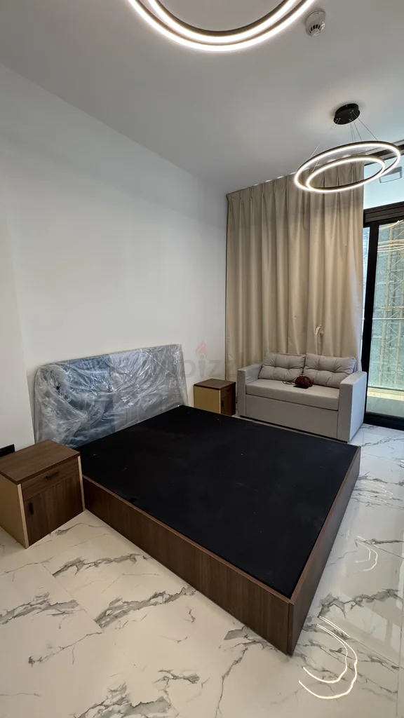 إطار سرير أنيق بسيط مع طاولات جانبية - مثالي لمنزلك العصري!628638181827871128