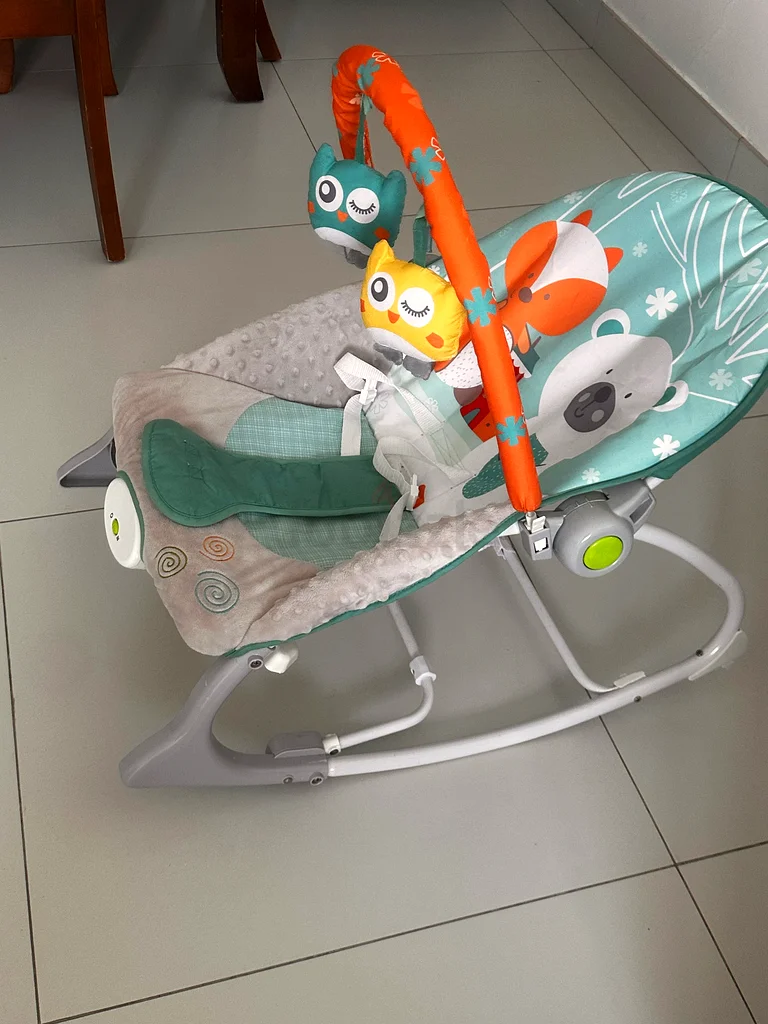 Baby swing chair with vibrator (brand new never used)63204272424451112