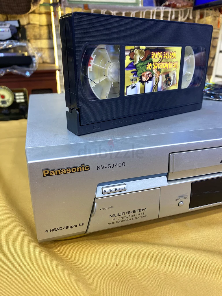مشغل فيديو من باناسونيك مع مجموعة كلاسيكية من أشرطة VHS63265095403139111