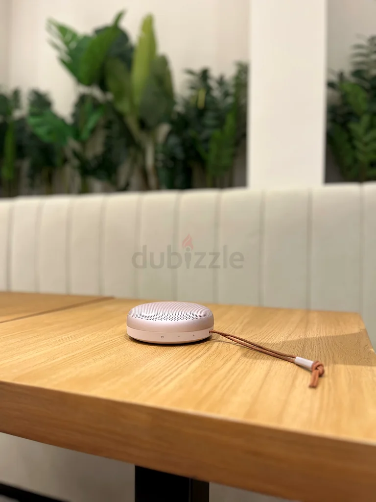 مكبر صوت بلوتوث محمول مقاوم للماء من Bang & Olufsen Beosound A1 مع ميكروفون، باللون الوردي (قابل للتفاوض)63262396776193111