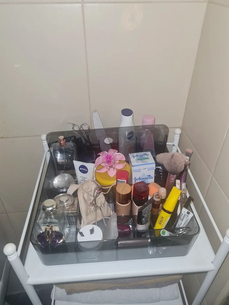 منظم مستحضرات تجميل أنيق - مثالي للحمام أو تزيين الوجه!63211419800705111