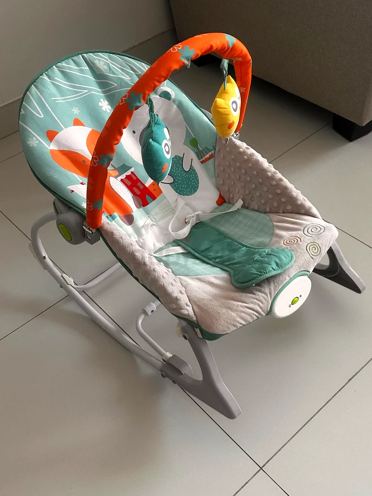 Baby swing chair with vibrator (brand new never used)63204272424451111