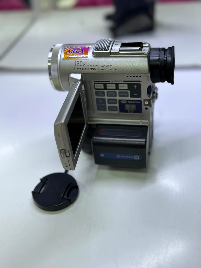 جهاز سوني DCR-PC100 الرقمي كاميرا فيديو صغيرة من نوع Handycam، جهاز تسجيل فيديو miniDV من اليابان، يحتاج إلى شاحن63234612679681114