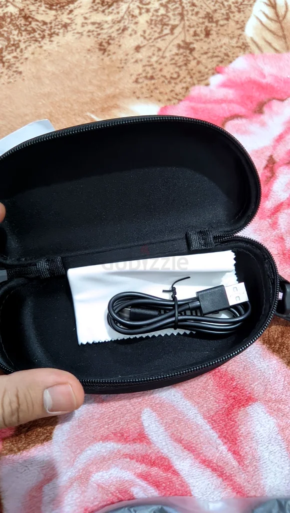 Stylish black sunglasses with case included63239076237827112