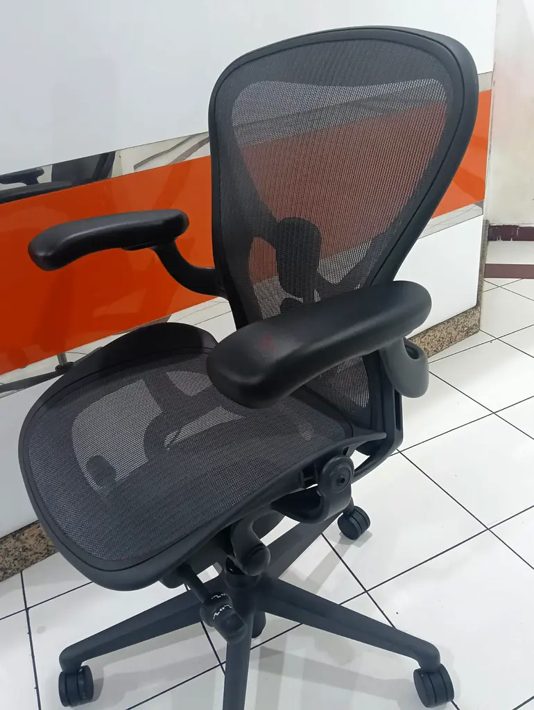 Im Selling Herman Miller Remastered chair size B colour black