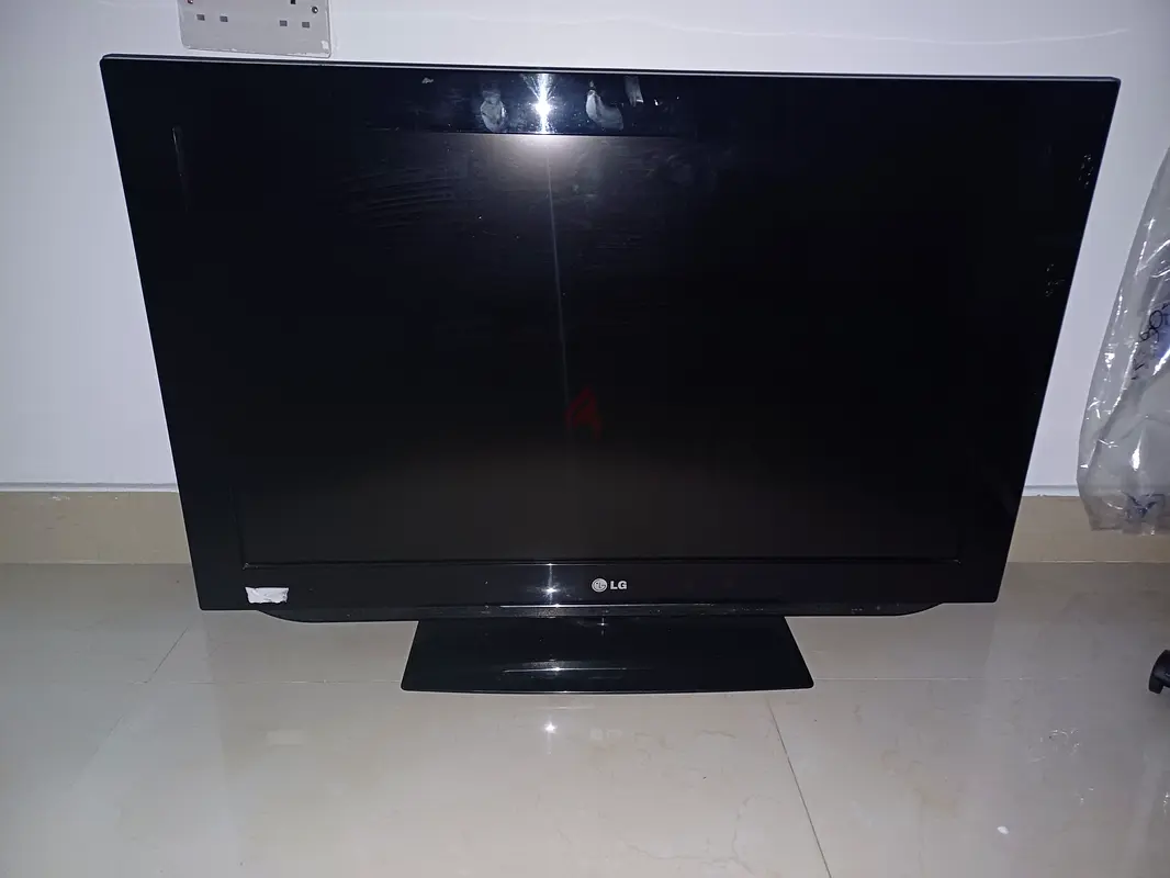 Sleek LG 32-inch LED TV - Perfect for Any Home!