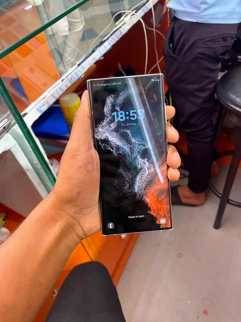 Samsung S22 ultra 256 GB 1600AED