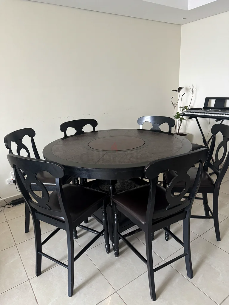 طاولة طعام دائرية أنيقة مع كراسي63217824992514112
