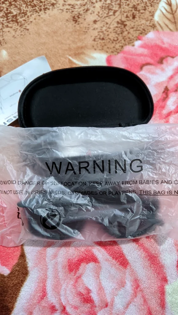 Stylish black sunglasses with case included63239076237827113
