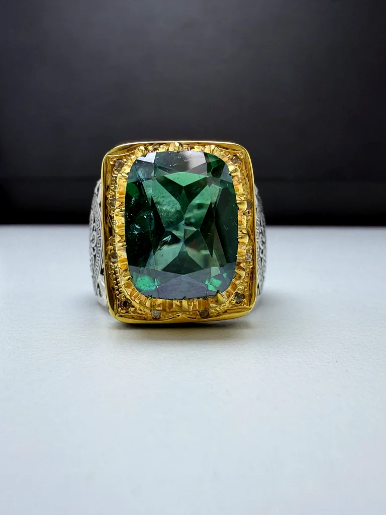 Luxurious ring with a green topaz stone63174324085121112