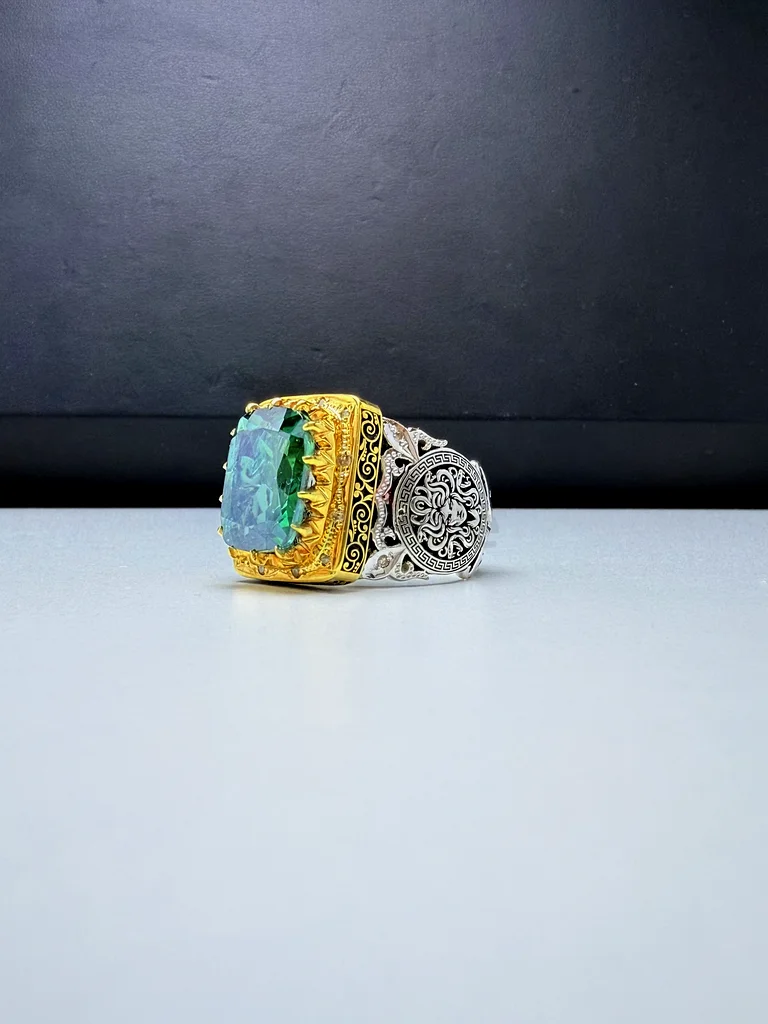 Luxurious ring with a green topaz stone63174324085121114