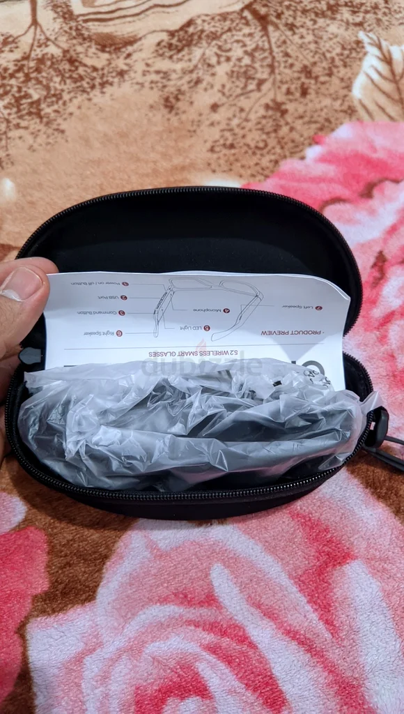 Stylish black sunglasses with case included63239076237827111