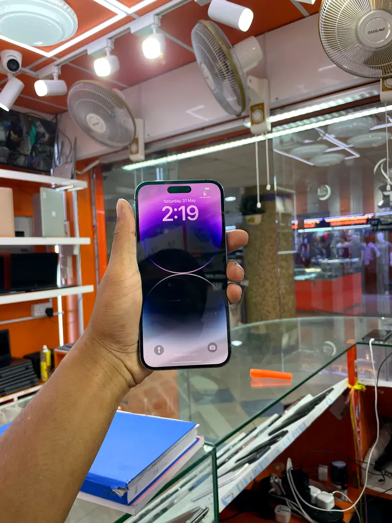 أنا لدي هاتف آيفون 14 برو ماكس بسعة 256 جيجابايت. 2850 درهمًا إماراتيًا