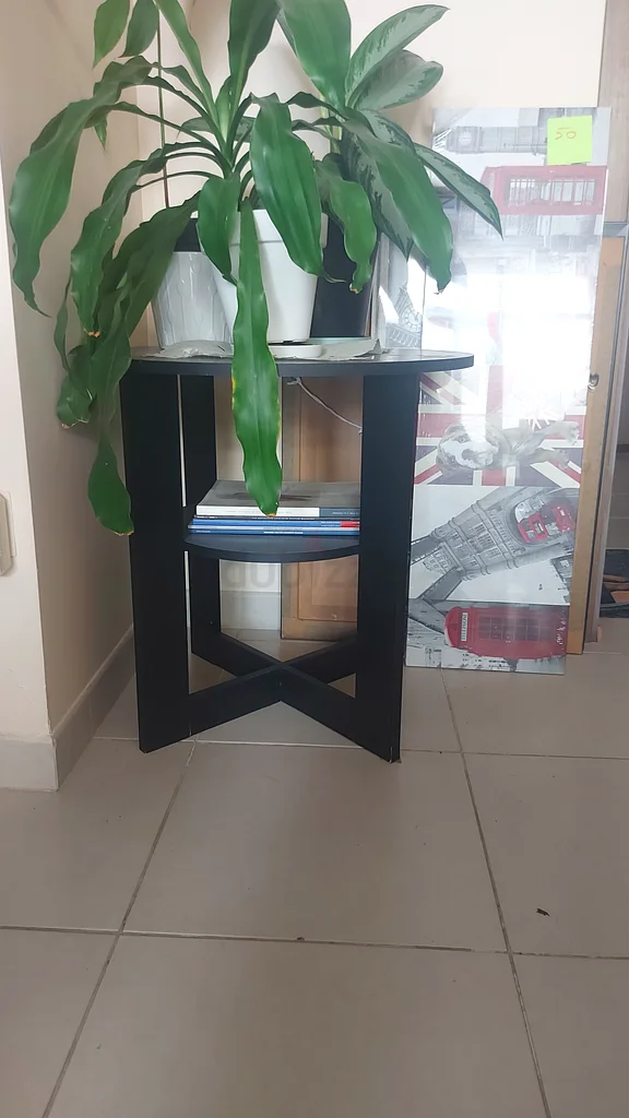 Stylish Black rounded Side Table - Perfect Addition to Your Space!63216347572994110
