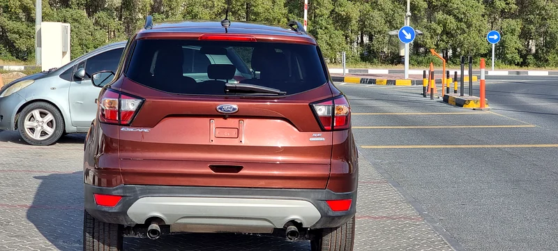 Ford Escape  2018 v4 very clean and very good condition63167556825858113