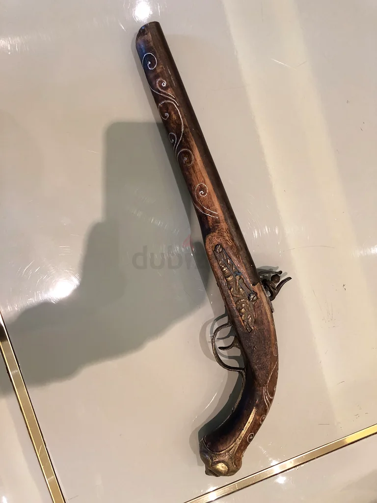 مسدس قديم أنيق منقوش بقفل صوان63222839262979112