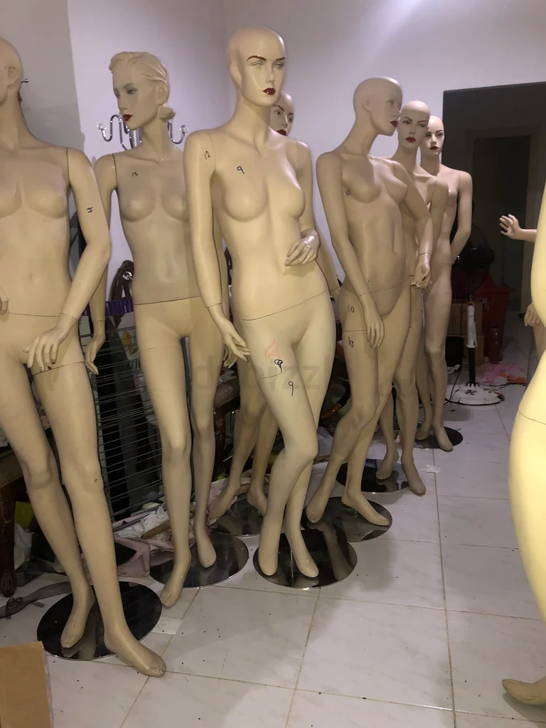 Stylish Mannequin - Perfect for Displaying Clothing!63258143965699111