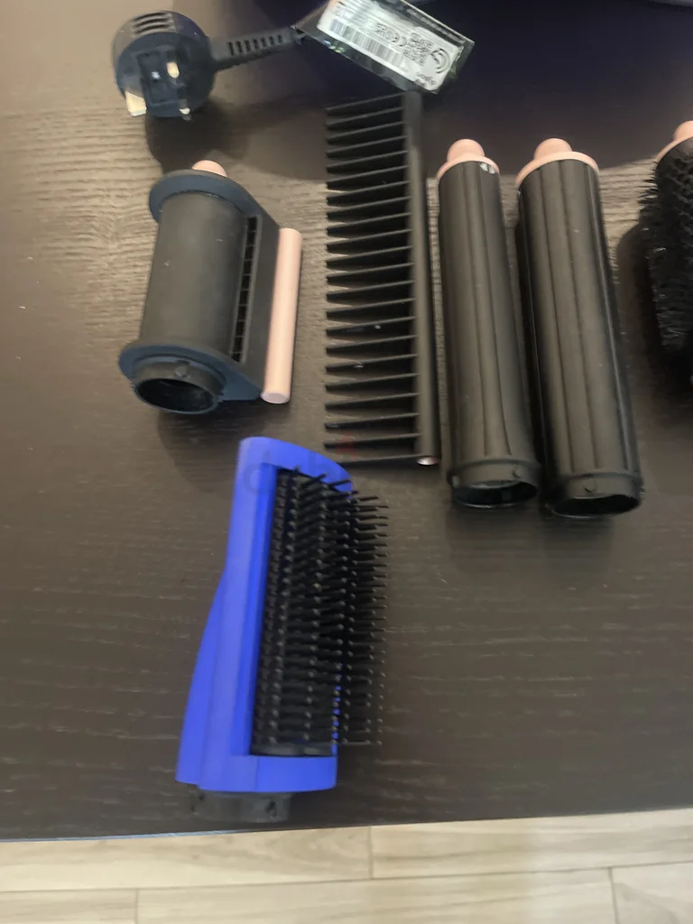 لون أزرق ومزيج من الألوان الرائعة والأنيقة Dyson62932694583810112