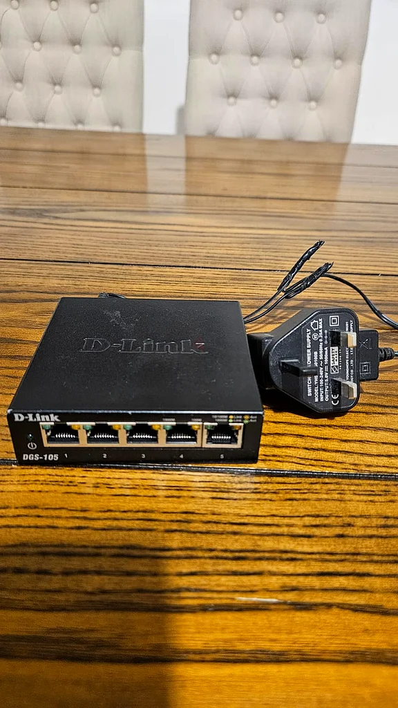 D-Link 5-Port POE Switch - In a Good Working Condition632539656017931119