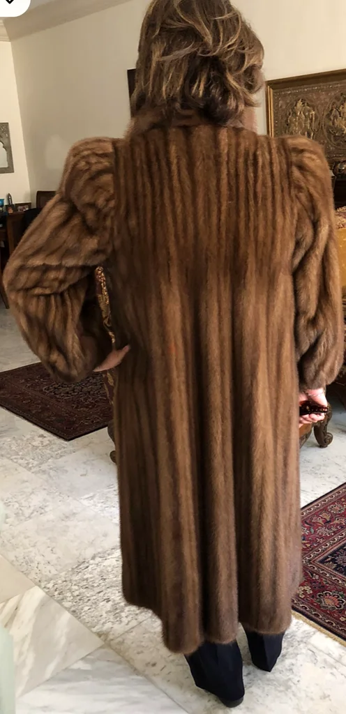 Luxurious Vintage Fur Coat for Sale!63240125290626111