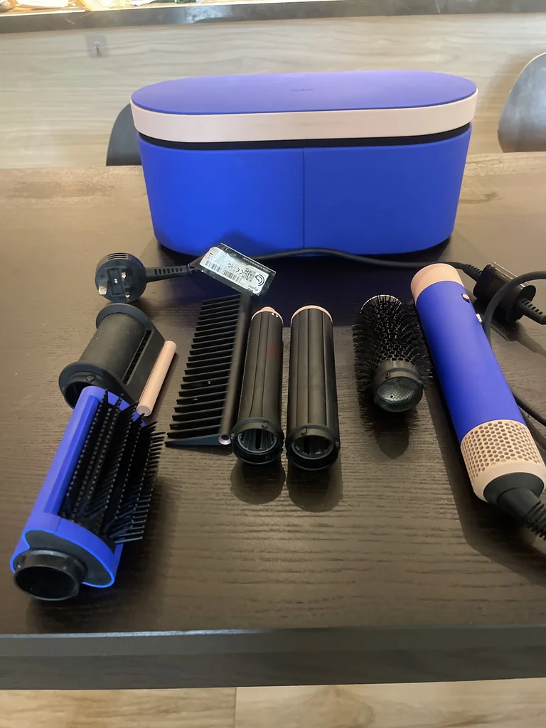 لون أزرق ومزيج من الألوان الرائعة والأنيقة Dyson62932694583810114