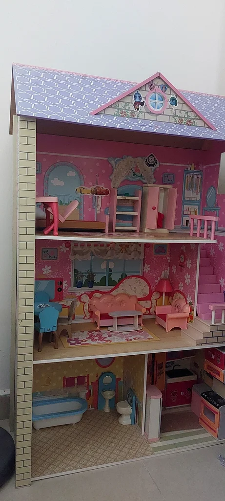 Charming Dollhouse: A Perfect Playtime Retreat!63206875189889111