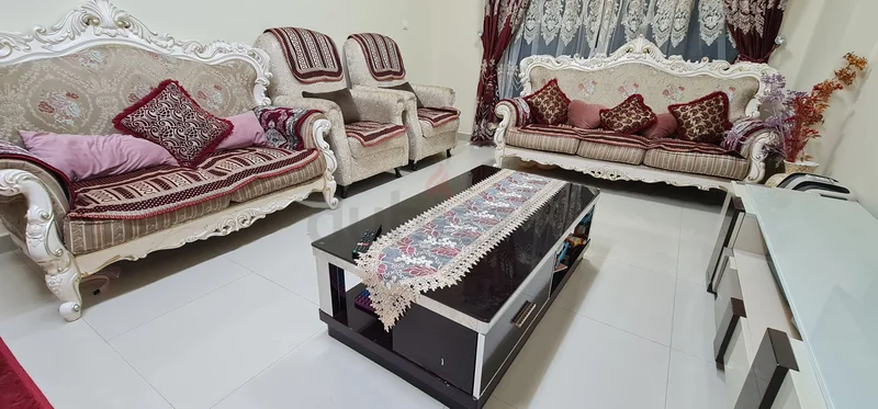 أريكة فاخرة بحالة ممتازة (3+2+1+1) + طاولة وسط62865808695041111