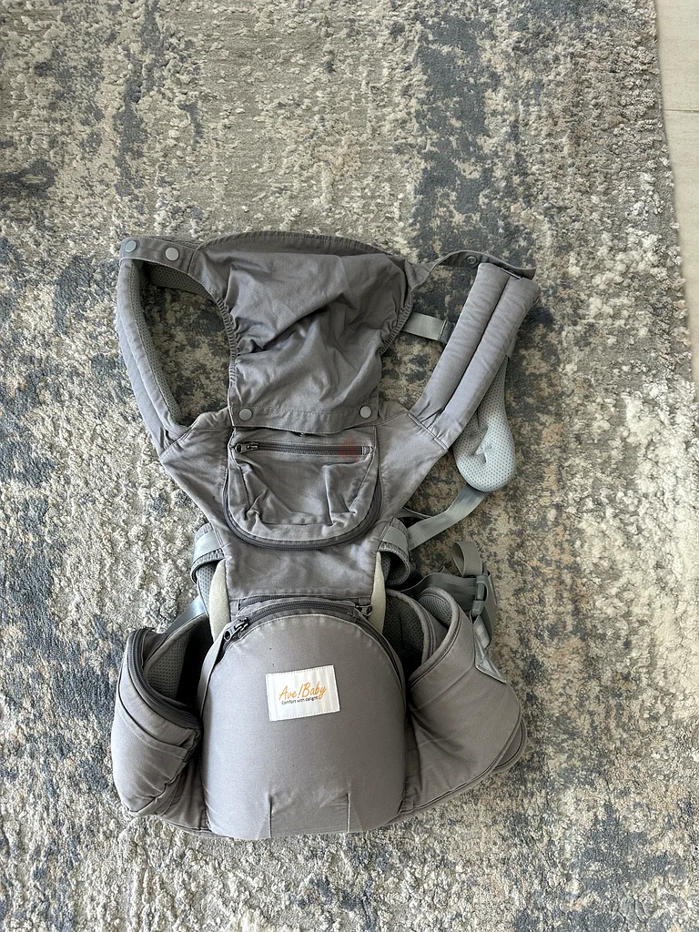 Baby carrier with hip seat63204856912131110