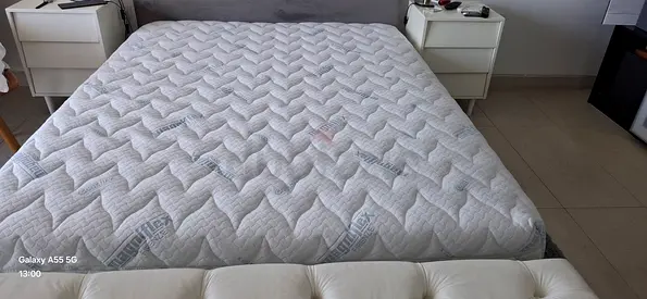 Comfortable Queen Size Mattress for Sale, Magniflex made in Italy.