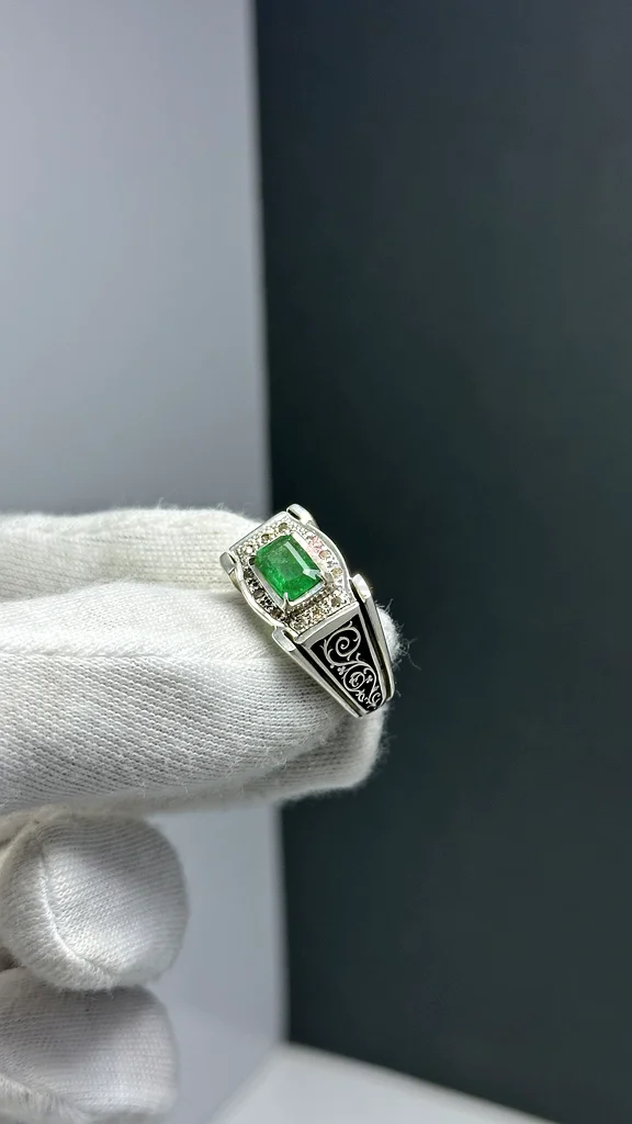 A ring with a luxurious natural Afghan emerald stone63174324108802111