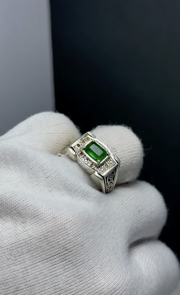 A ring with a luxurious natural Afghan emerald stone63174324108802114