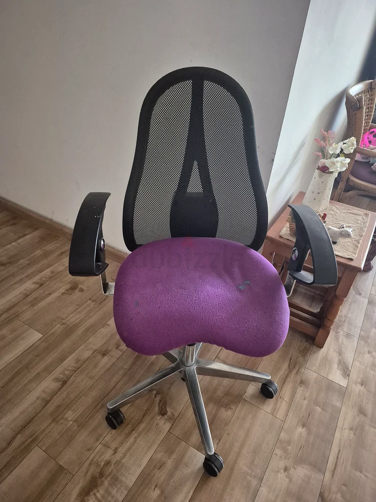 Stylish Ergonomic Office Chair with Purple Seat63210898980738112