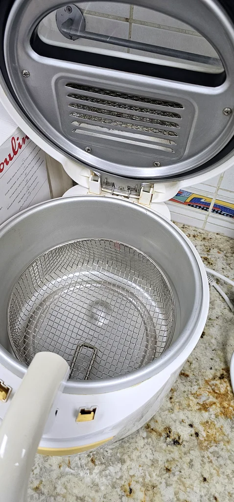 Moulinex Superlys 1.2 Kg Electric Fryer for Sale, very clean used once only. With original box.63167587796227111