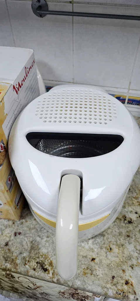 Moulinex Superlys 1.2 Kg Electric Fryer for Sale, very clean used once only. With original box.63167587796227112