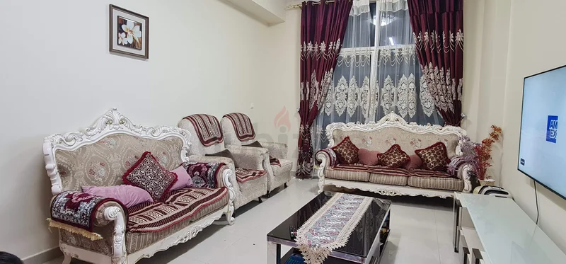 أريكة فاخرة بحالة ممتازة (3+2+1+1) + طاولة وسط62865808695041113