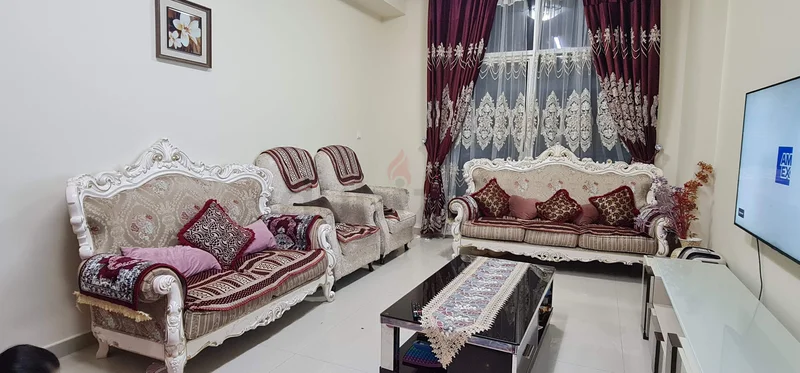 أريكة فاخرة بحالة ممتازة (3+2+1+1) + طاولة وسط62865808695041114