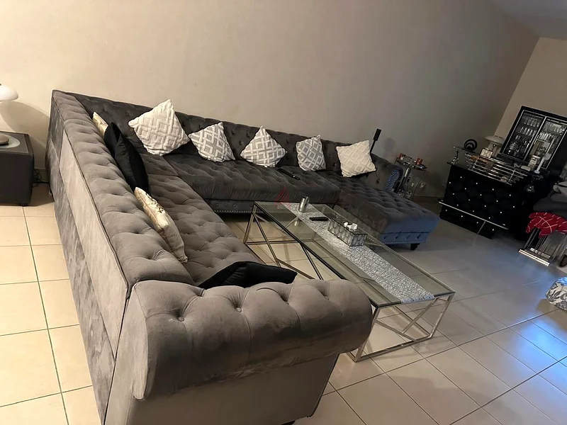 أريكة رمادية ذات تصميم أنيق من المخمل مع وسائد تزيينية62863821550209111