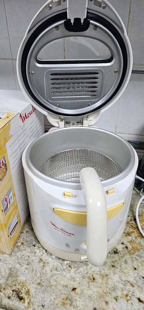 Moulinex Superlys 1.2 Kg Electric Fryer for Sale, very clean used once only. With original box.63167587796227113